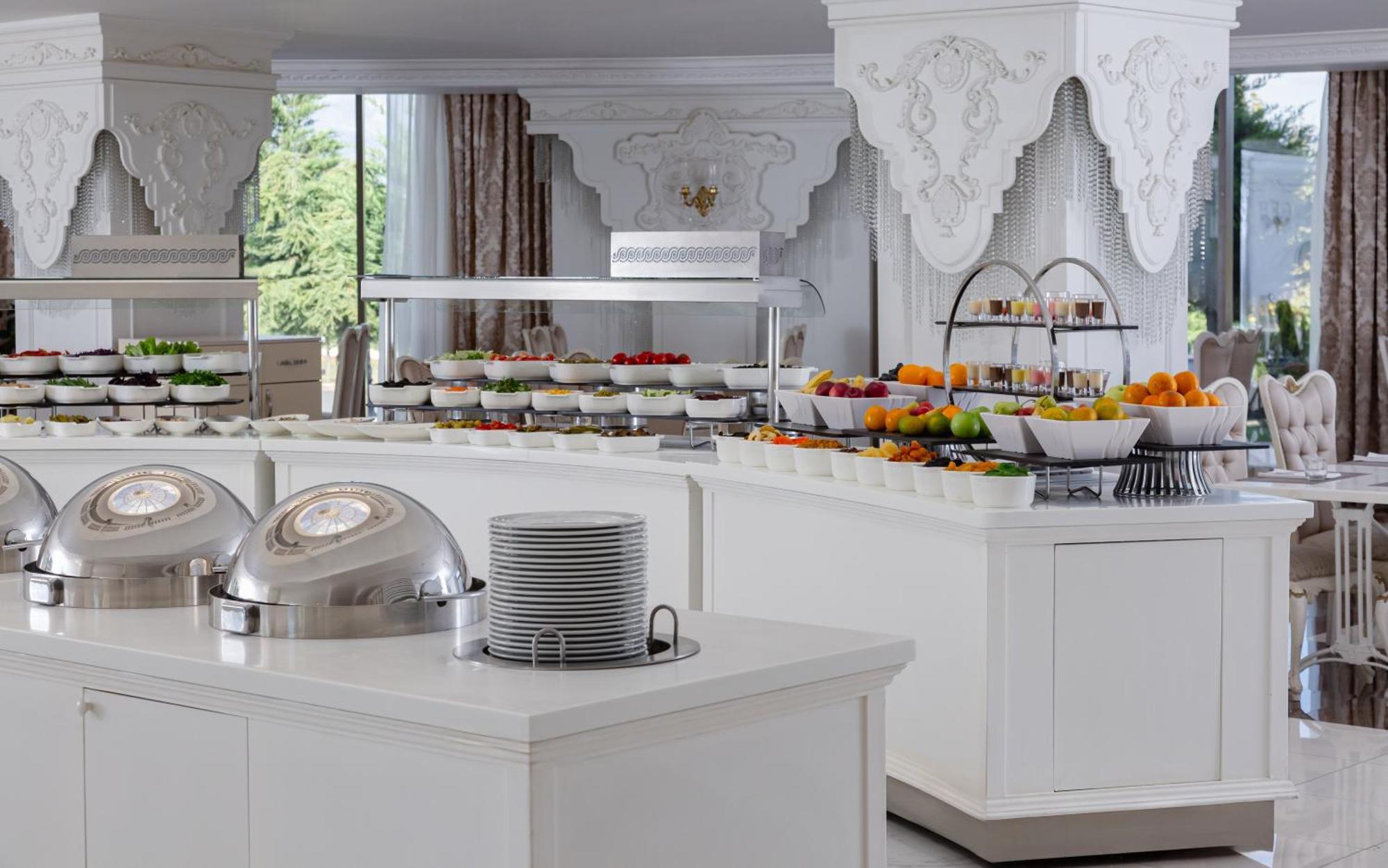 Shamakhi Palace Sharadil Seredil Zewnętrze zdjęcie A buffet at a hotel