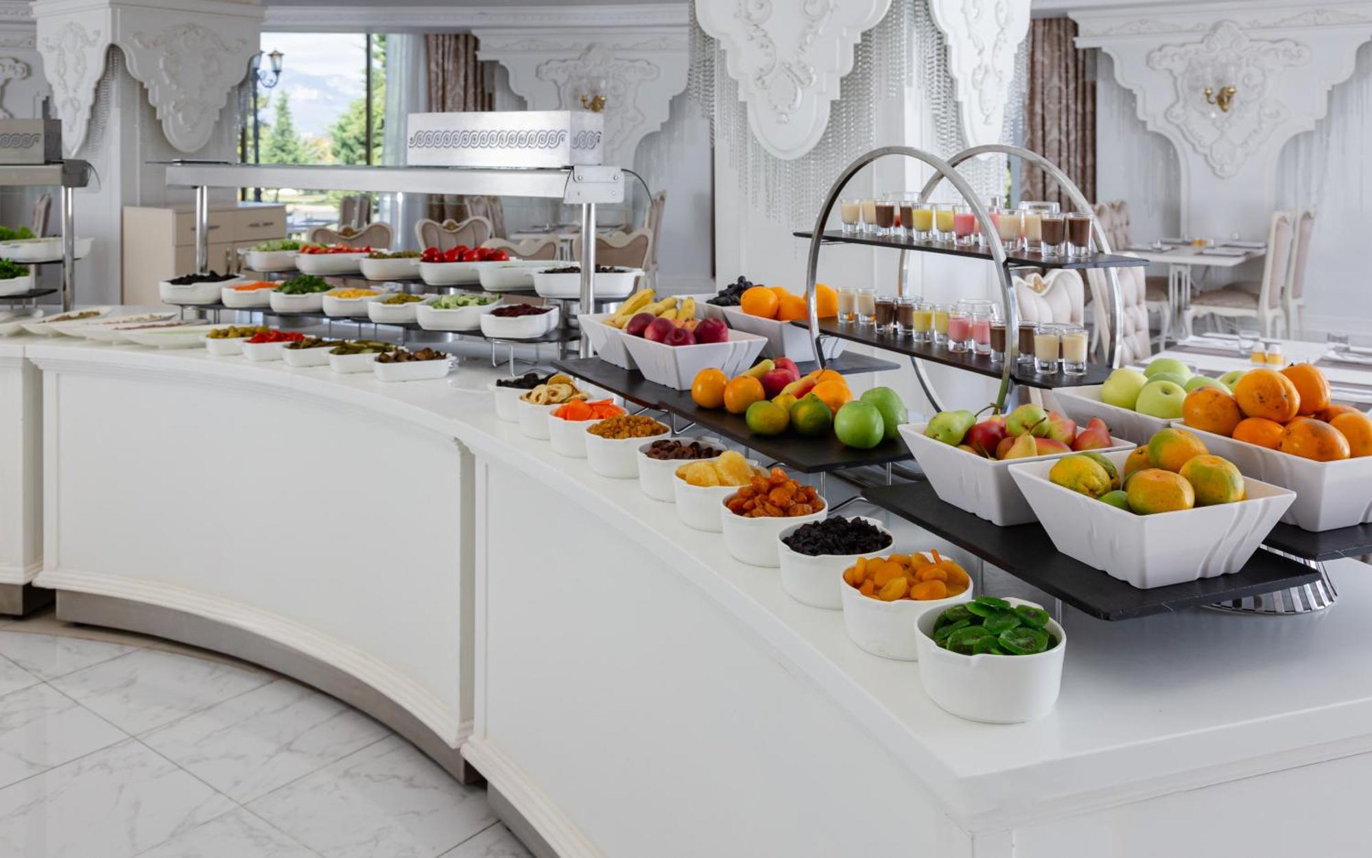 Shamakhi Palace Sharadil Seredil Zewnętrze zdjęcie A buffet at a hotel