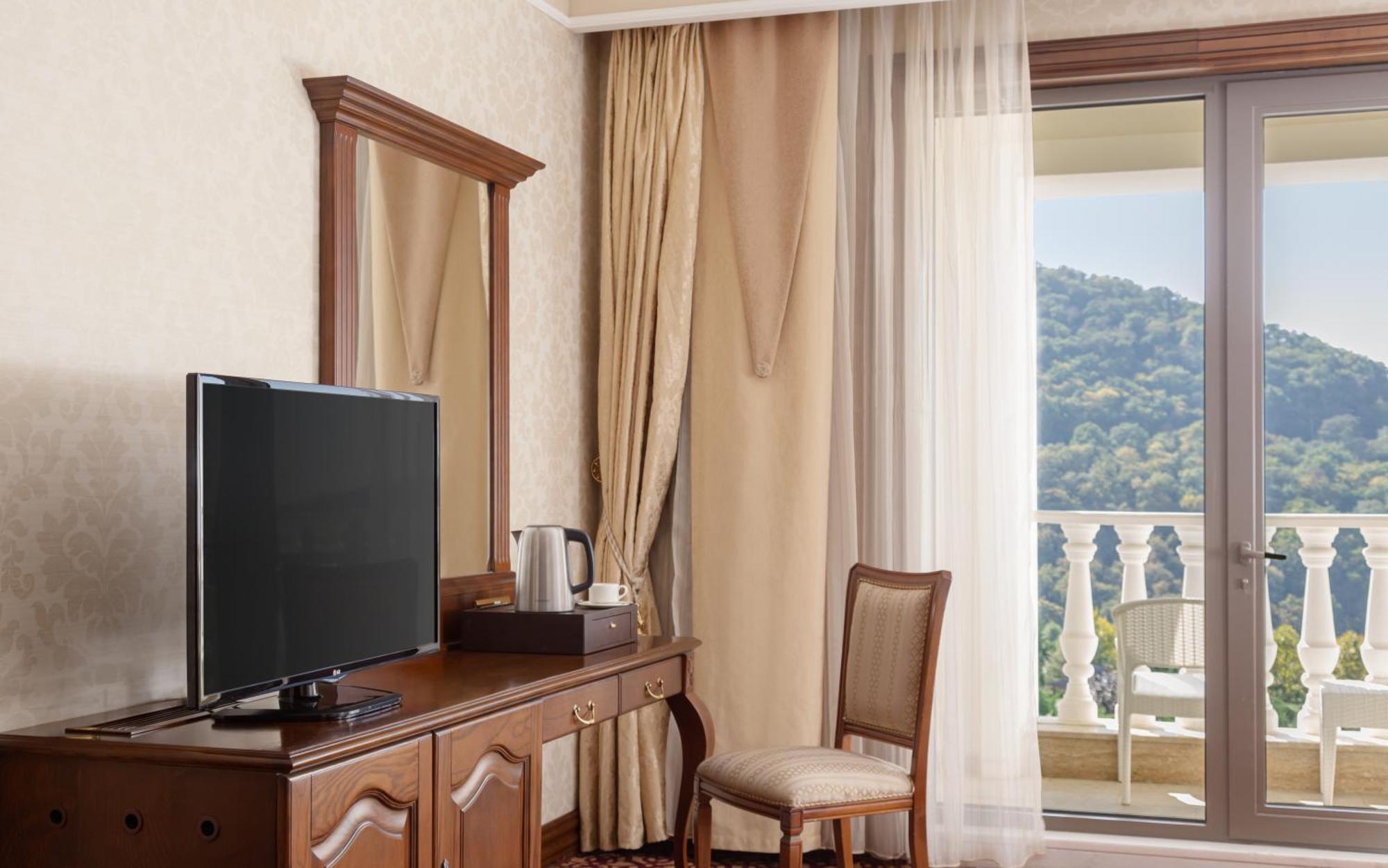 Shamakhi Palace Sharadil Seredil Zewnętrze zdjęcie A television in a hotel room